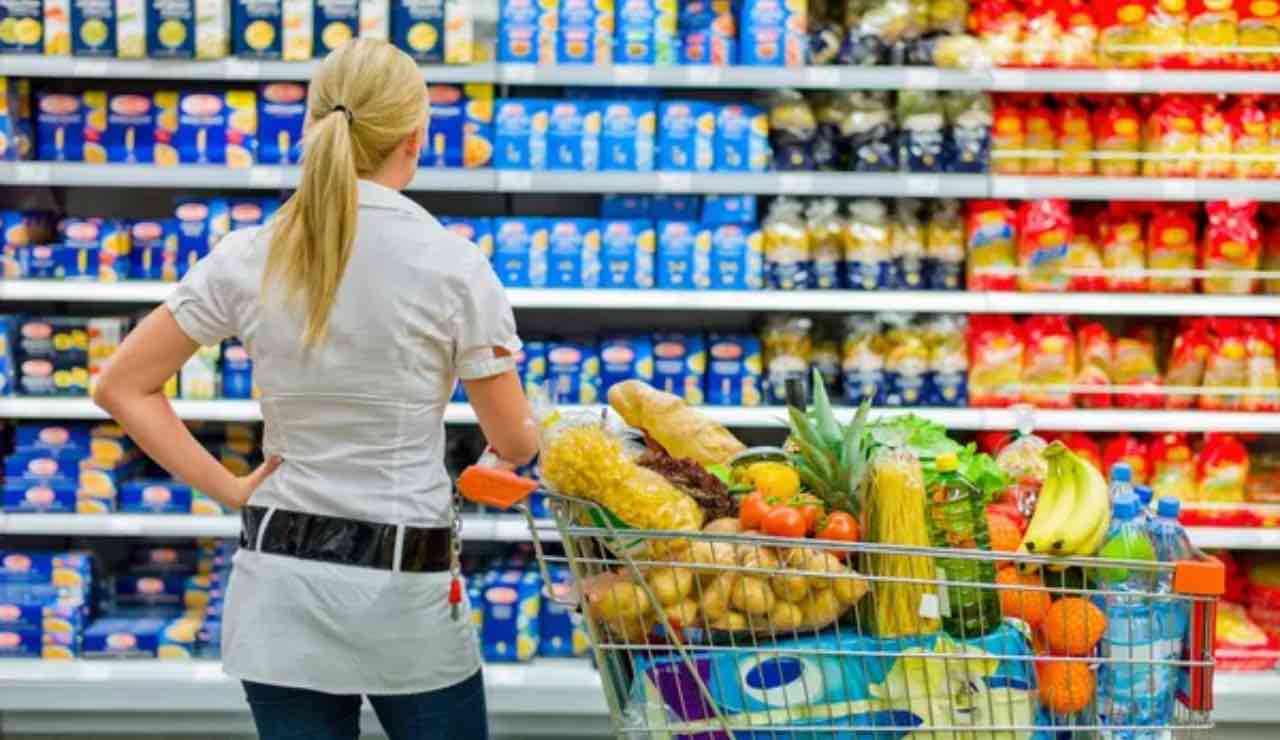 Spesa costosa presenta carta d'identità cassa