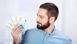 Lavoratore con soldi (Depositphotos foto)