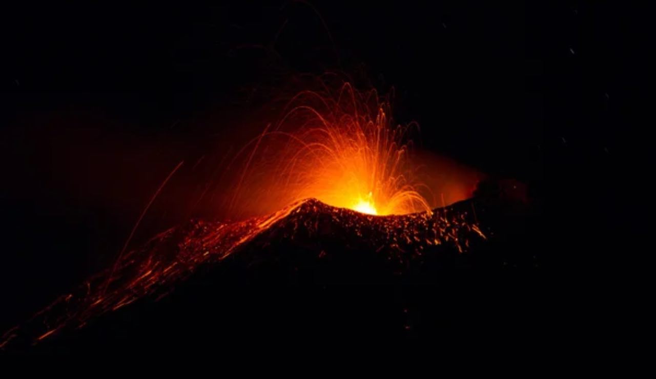 Vulcano esplosione scatta allarme esplosione violenta