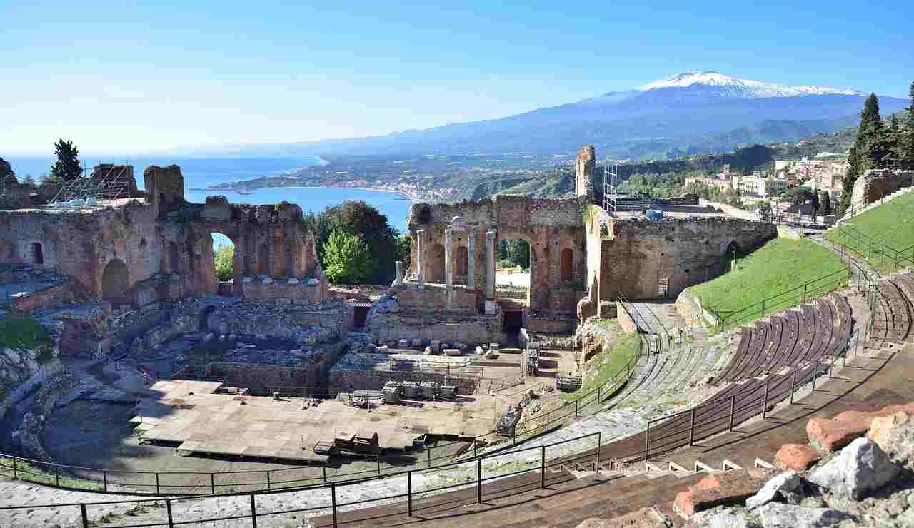 Illustrazione dell'Etna visto da Taormina (Pixabay FOTO) - sciencecue.it