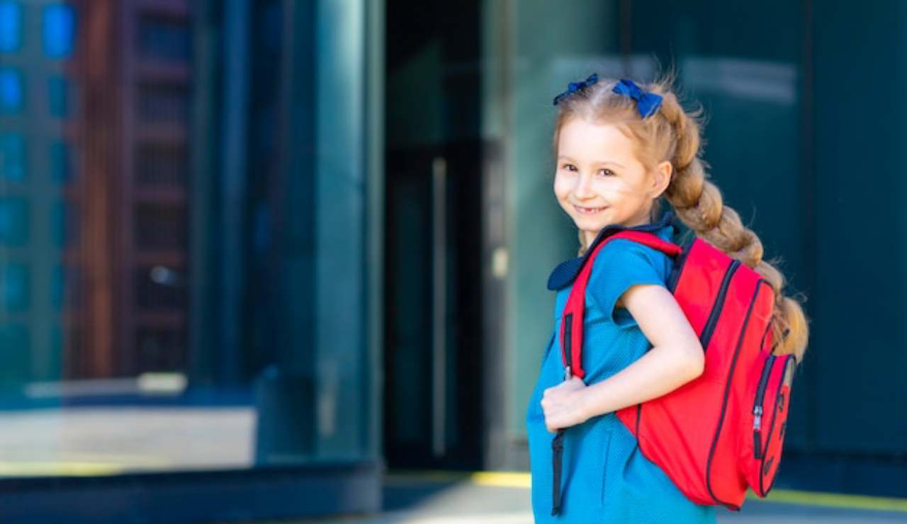 Bimba che torna a casa
