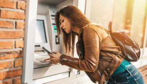 Donna al bancomat