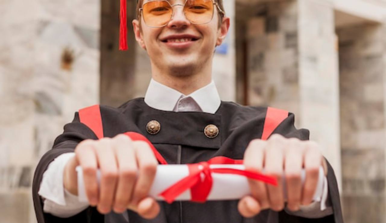 Giovane che si laurea