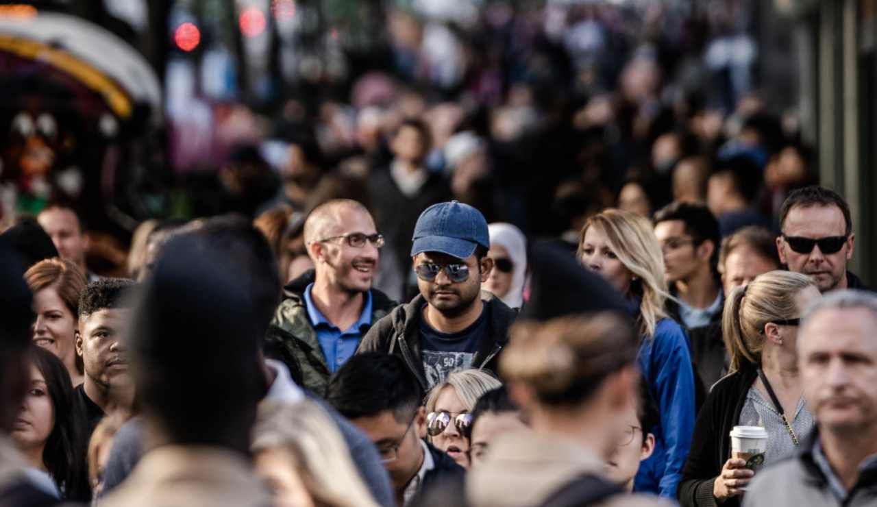 Illustrazione di alcune persone mentre camminano (Canva FOTO) - sciencecue.it