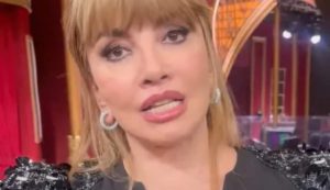 Milly Carlucci irritata (Italian Gossip - youtube screenshot) - www.sciencecue.it