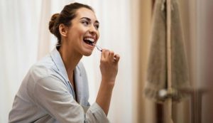 Donna che si lava i denti