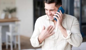 Giovane felice al cellulare
