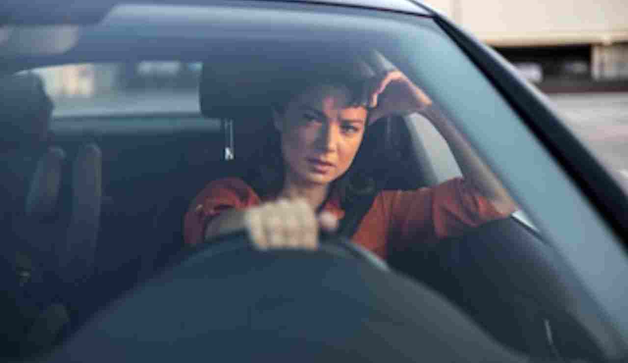 Donna al volante