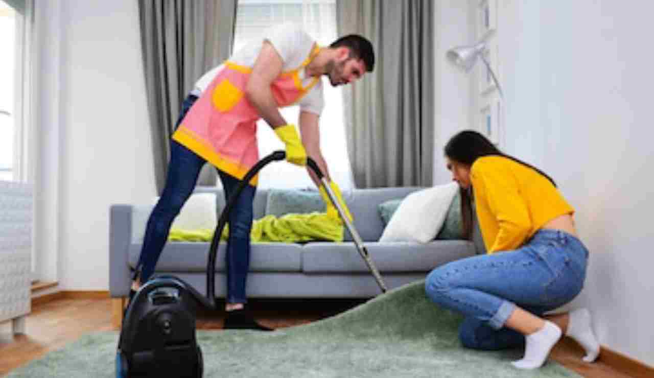 Persone che puliscono casa