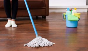 Persona che pulisce il pavimento
