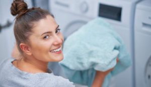 Donna che fa il bucato