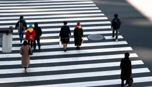 Persone che attraversano la strada