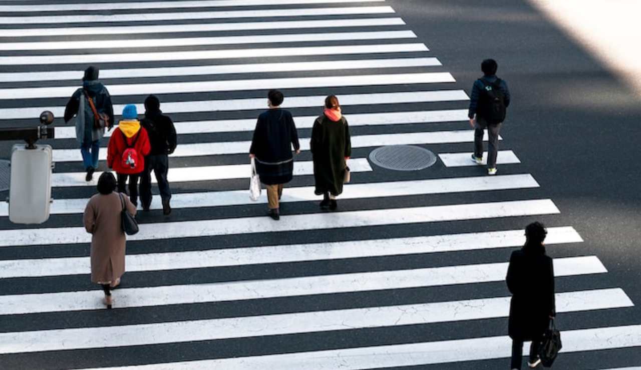 Persone che attraversano la strada