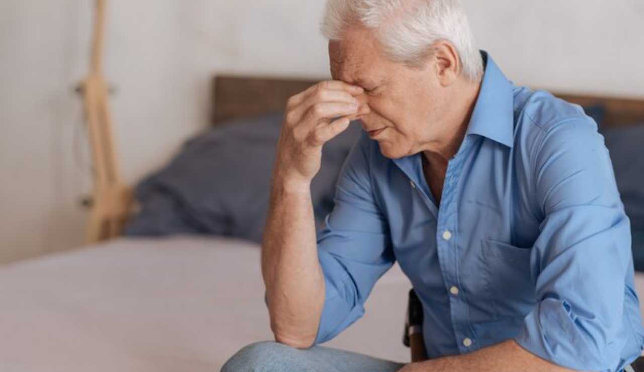 Uomo anziano triste