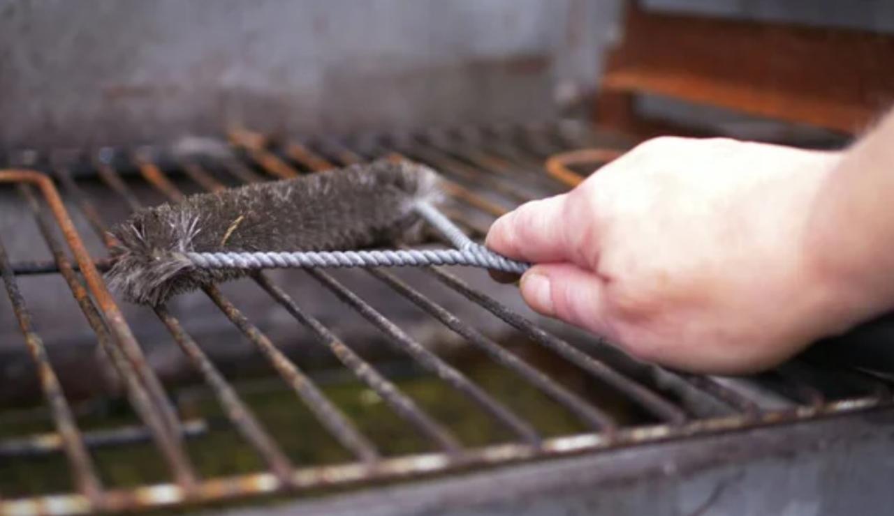 Pulizia del barbecue (Depositphotos foto) - www.sciencecue.it