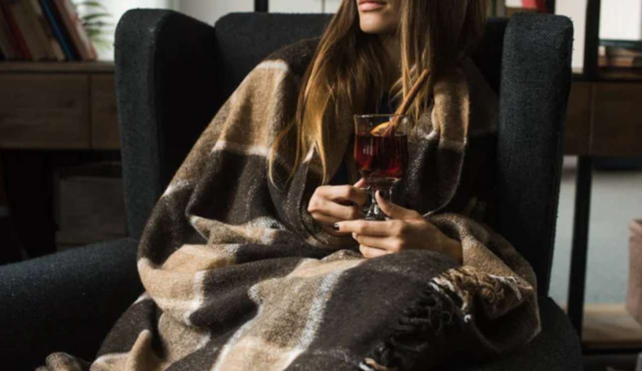 Donna con coperta (Depositphotos foto) - www.sciencecue.it