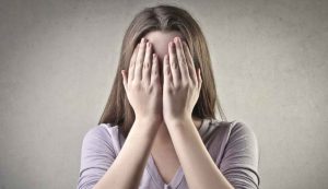 Illustrazione di una ragazza che ha paura (Canva FOTO) - sciencecue.it