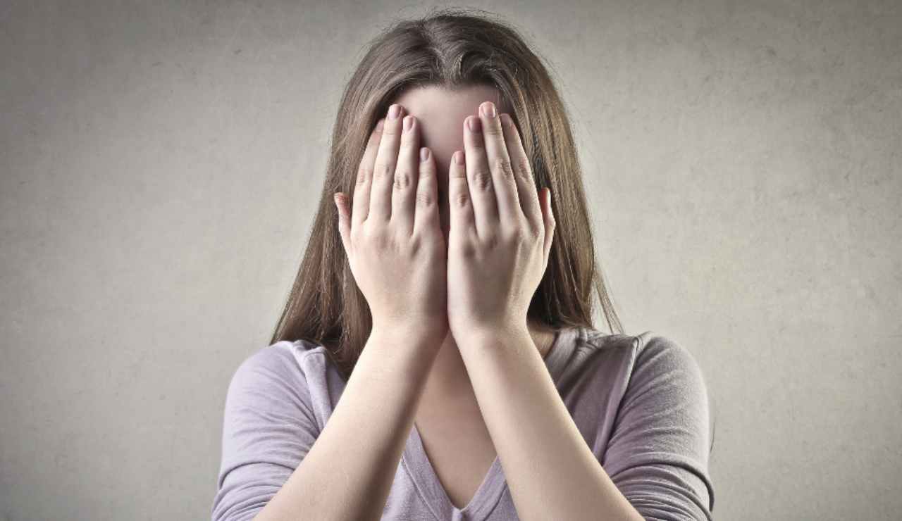 Illustrazione di una ragazza che ha paura (Canva FOTO) - sciencecue.it