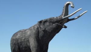 Illustrazione di una statua di un mastodonte (Canva FOTO) - sciencecue.it