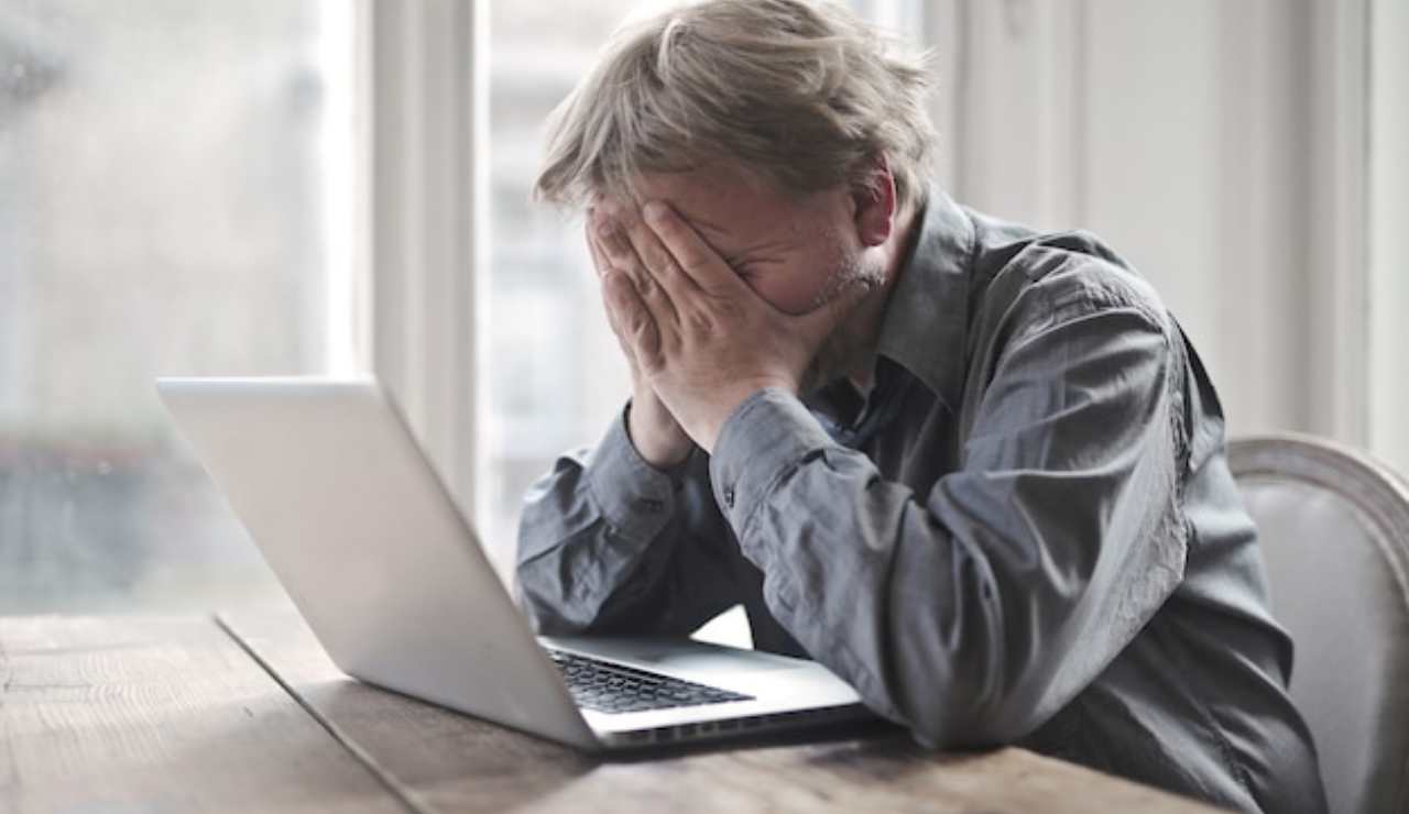 Uomo triste al pc