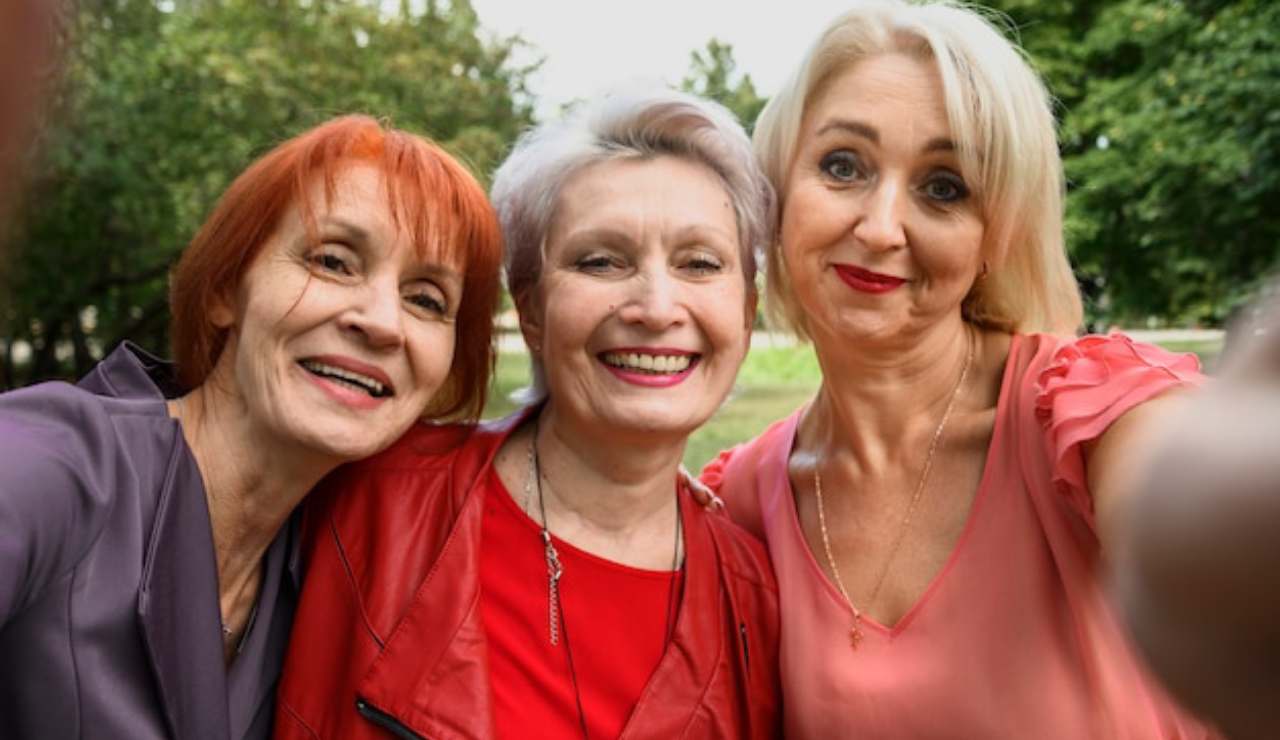 Donne anziane insieme