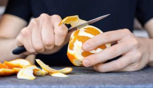 Persona che sbuccia un mandarino