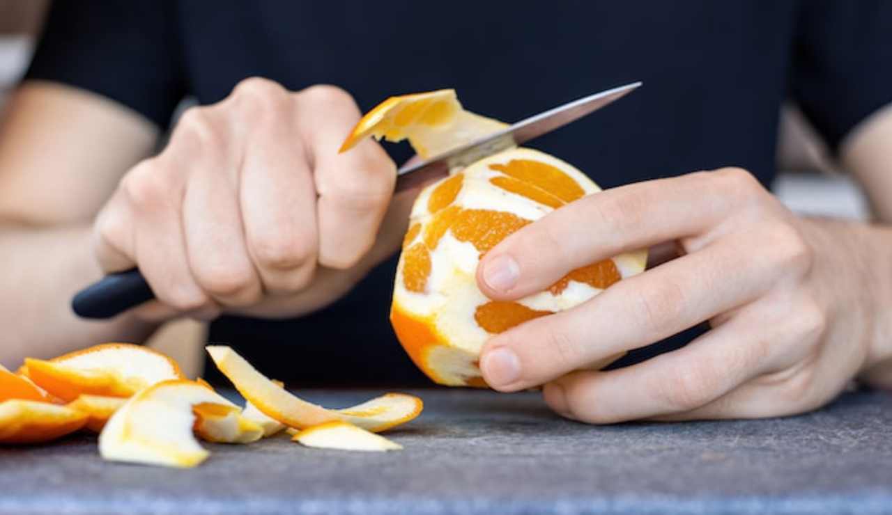 Persona che sbuccia un mandarino