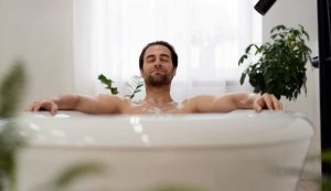 Uomo che si fa il bagno