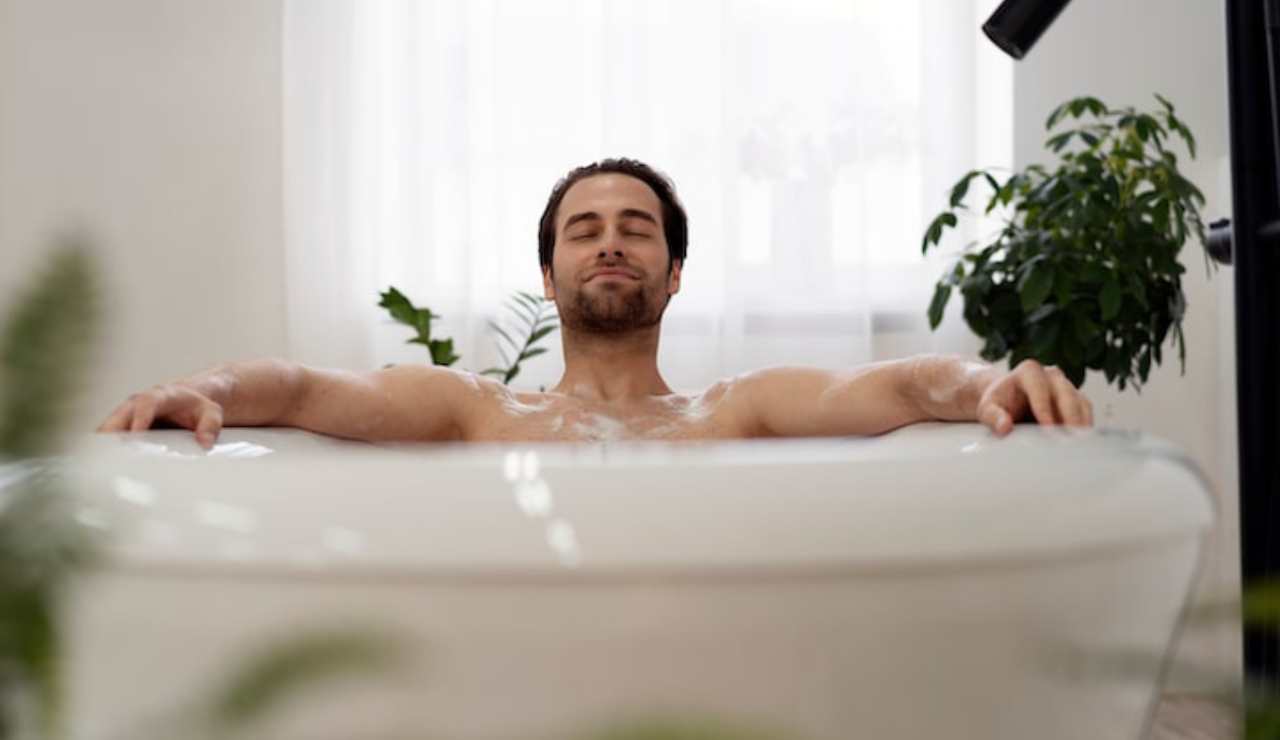 Uomo che si fa il bagno