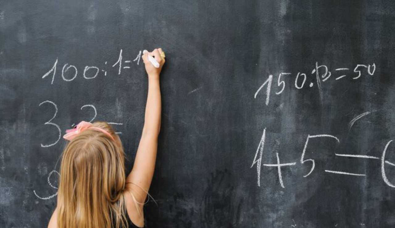Ragazzina che risolve espressioni