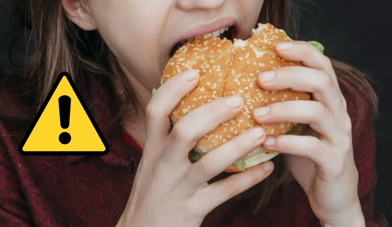 Ragazza mangia un hamburger (Depositphotos foto) - www.sciencecue.it