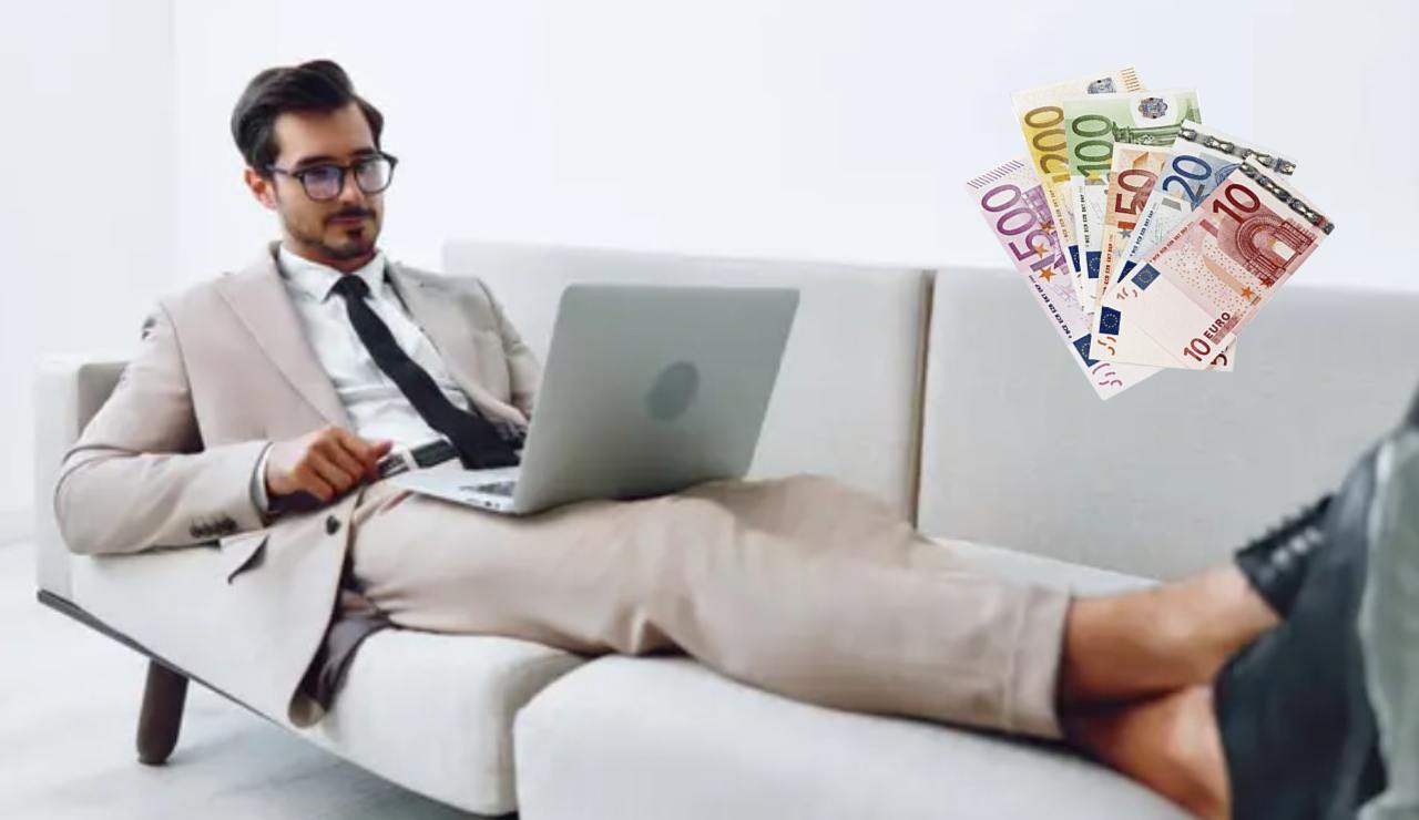 Uomo su divano e soldi (Depositphotos foto) - www.sciencecue.it