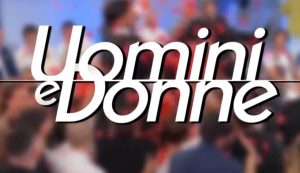 Logo di Uomini e Donne (Mediaset Infinity - youtube screenshot) - www.sciencecue.it