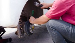 Persona che gonfia le ruote