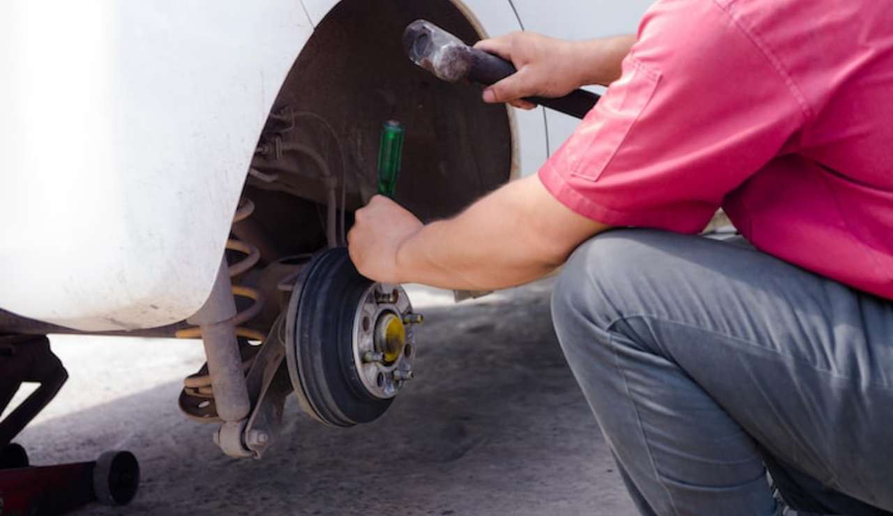 Persona che gonfia le ruote